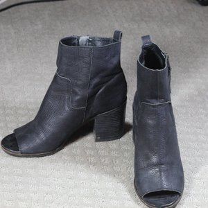Lucky Brand Kamren Size 8.5 Black Pebble Leather Peep Toe Side Zip Ankle Boots